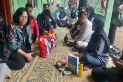 Esti Wijayati Dukung Ibu Siswa Sentolo yang Berjuang Melawan Kanker