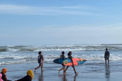 Ombak Laut Selatan Tempa Peselancar Cilik Parangtritis