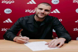 Resmi Gabung Ajax Amsterdam, Maarten Paes Dikontrak hingga 2029