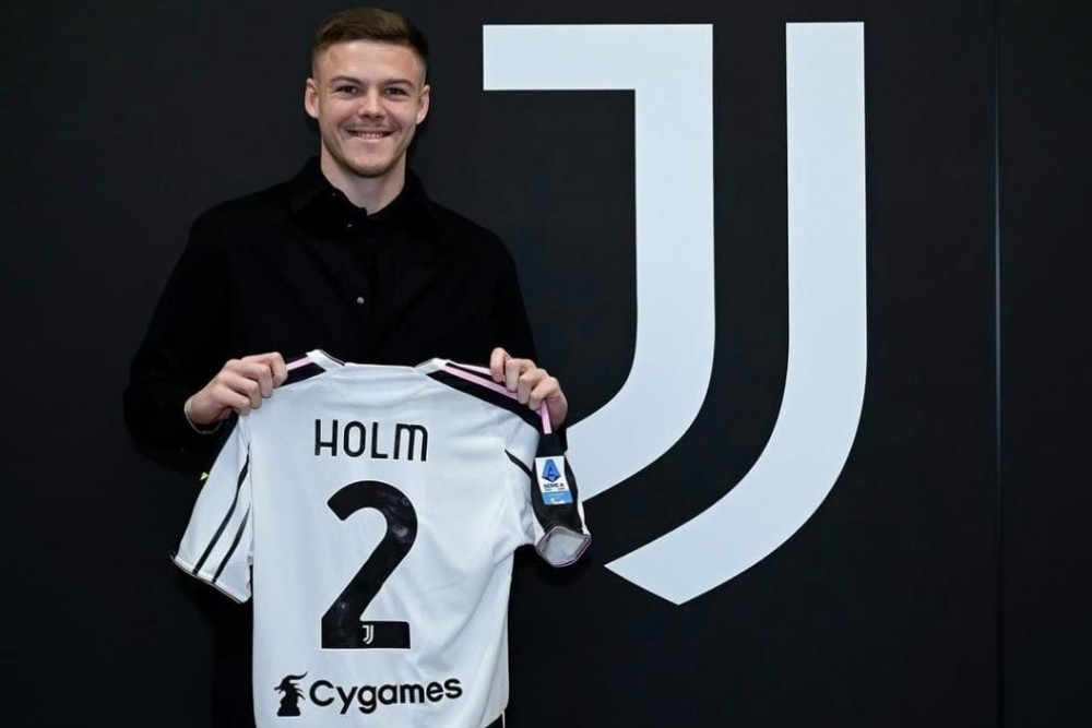 Juventus Pinjam Emil Holm dari Bologna, Siapkan Opsi Permanen