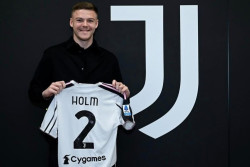 Juventus Pinjam Emil Holm dari Bologna, Siapkan Opsi Permanen