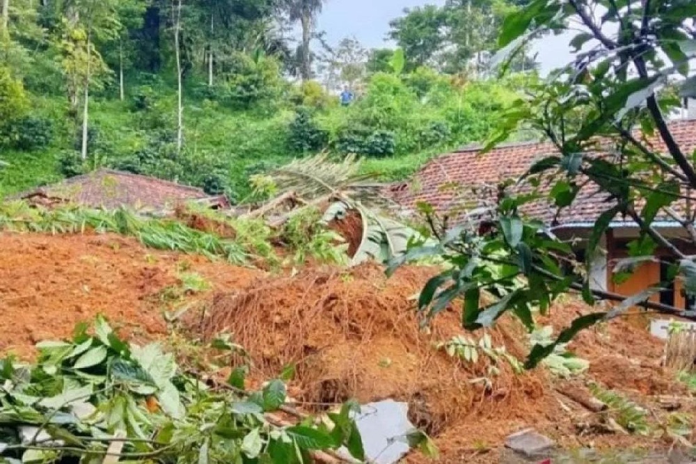 Belasan Rumah Tertimbun Longsor di Campakamulya Cianjur