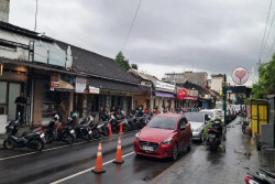 Lonjakan Kafe di Solo Picu Masalah Parkir dan Trotoar Tersumbat