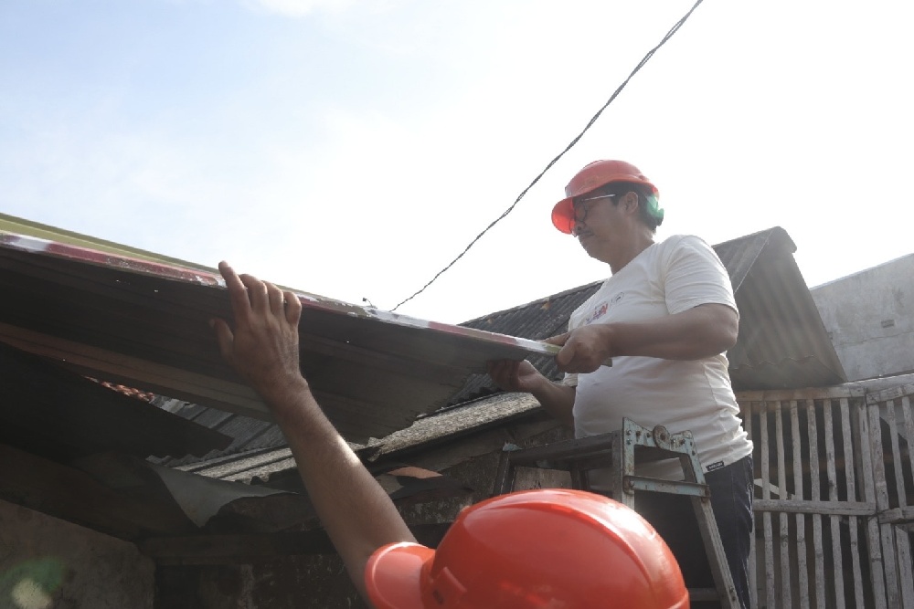 Hasto Dukung Gagasan Gentengisasi Prabowo, Bedah 200 Rumah Tahun Ini