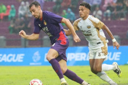 Persik Kediri Tekuk Dewa United 2-1 di Tengah Hujan Deras