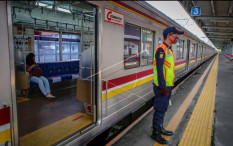 Padat Berisiko! Satu Gerbong KRL Angkut 300 Penumpang Saat Jam Sibuk
